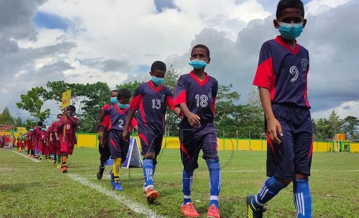 PESERTA | Para peserta Askab Christmas Soccer Competition U-12 dan U-15 tahun 2021 saat mengikuti upacara pembukaan di Stadion Wania Imipi SP 1, Mimika, Papua, Sabtu (11/12/2021). (Foto: Saldi/Seputarpapua)