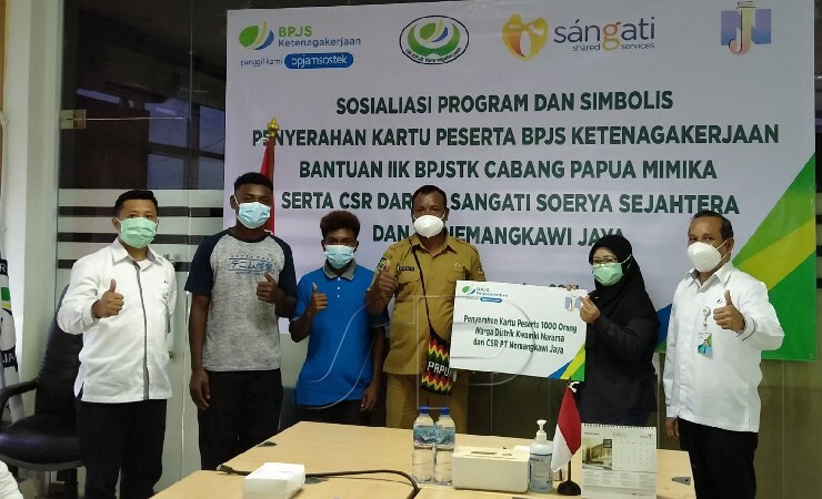 SERAHKAN | PT Nemangkawi Jaya menyerahkan secara simbolis kartu BPJS Ketenagakerjaan bagi warga Distrik Kwamki Narama. (Foto: Anya Fatma/Seputarpapua)