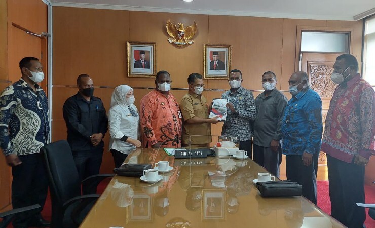SERAHKAN | Ketua Tim PPS Thomas Eppe Safanpo bersama rombongan tim menyerahkan dokumen PPS kepada Dirjen Otda Kemendagri Akmal Malik, Senin (13/12/2021). (Foto: Aditra/ Seputarpapua)