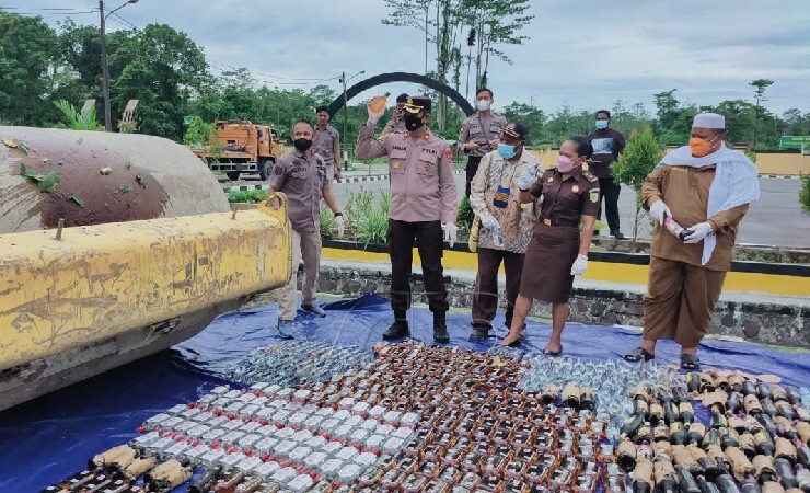MUSNAHKAN | Polres Mimika musnahkan minuman keras beralkohol yang merupakan hasil sitaan atas razia atau operasi penertiban yang dilakukan di wilayah hukum Polres Mimika, Papua. (Foto: Saldi/Seputarpapua)