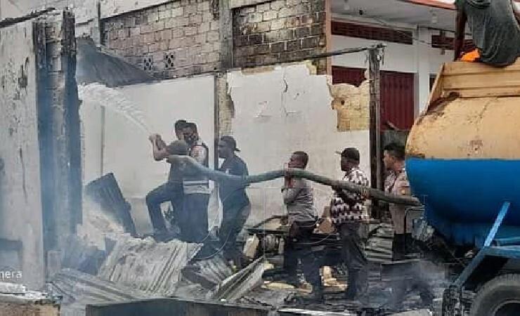 Polisi dibantu warga memadamkan api dengan perlengkapan seadanya. (Foto: Humas Polda Papua)