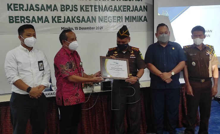 Penyerahan piagam penghargaan dari BPJS Ketenagakerjaan kepada Kejaksaan Negeri Mimika. (Foto: Mujiono/Seputarpapua)