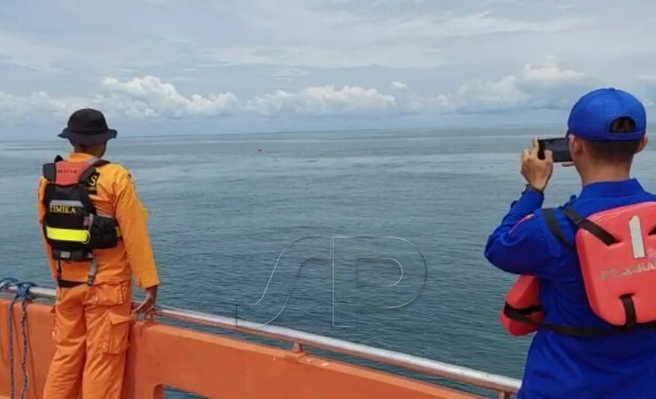 TEMUKAN | Tim SAR gabungan temukan objek berupa drum yang dicurigai dari kapal KM Kalimas 4 yang membuat BBM. (Foto: Humas SAR)