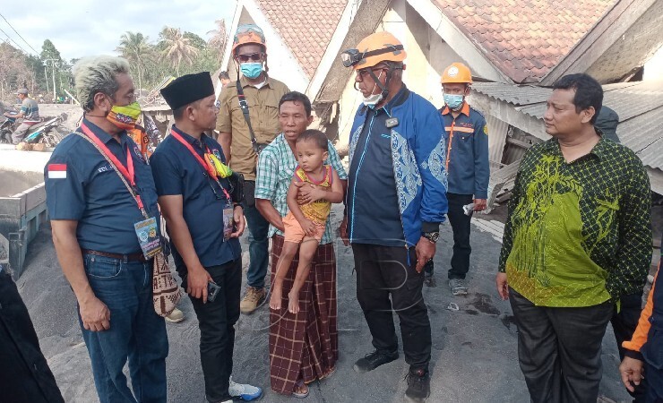 DAMPINGI | Wakil Bupati Mimika Johannes Rettob saat mendampingi Tim KKJB Mimika dalam melakukan aksi kemanusian di Lumajang, Jawa Timur. (Foto: Ist/Seputarpapua)