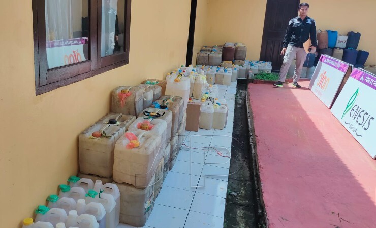 BARANG BUKTI | Ratusan barang bukti jeriken berisi bahan bakar minyak tanah diamankan petugas di Kantor Satreskrim Polres Mimika, Papua. (Foto: Saldi/Seputarpapua)
