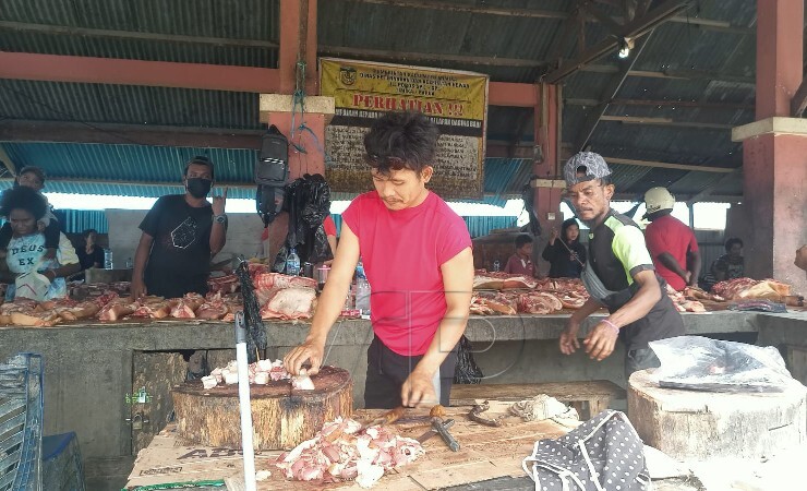 Aktifitas penjualan B2 di Pasar Sentral Timika. (Foto: Kristin Rejang/Seputarpapua)