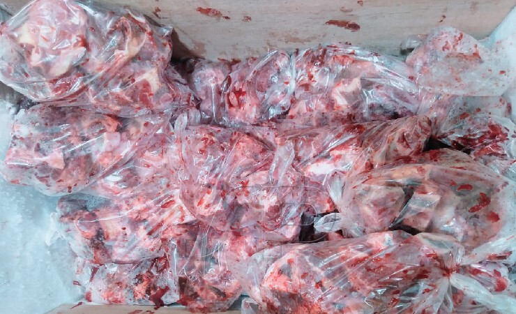 Tulang sapi yang dijual di salah satu distributor daging di Timika. (Foto: Anya Fatma/SeputarPapua)