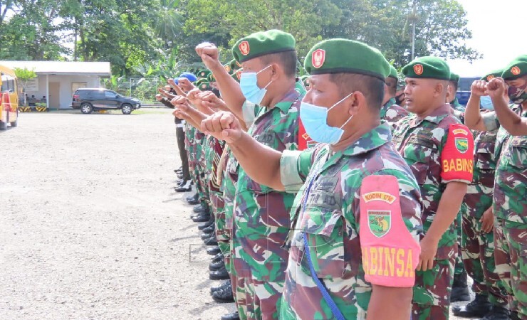 PASUKAN | TNI-Polri melaksanakan gelar pasukan pengamanan kunjungan Panglima TNI di Kabupaten Mimika, Papua, Rabu (22/12/2021). (Foto: Kodim 1710/Mimika)