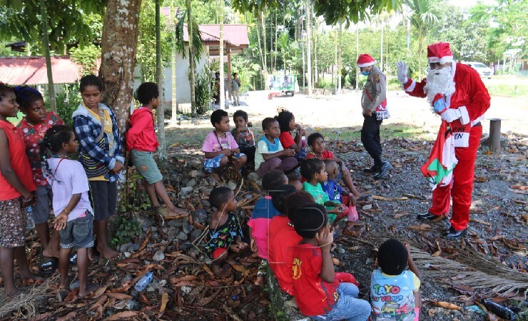 BERTEMU | Polisi Santa saat bertemu dengan anak-anak di Kwamki Narama. (Foto: Ist)