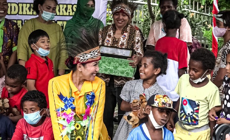 Hetty Andika Perkasa tersenyum usai memberi hadiah boneka kepada seorang anak di Timika, Papua, pada momen Hari Ibu Sedunia, Rabu (22/12/2021). (Foto: Yonri Revolt/Seputarpapua)