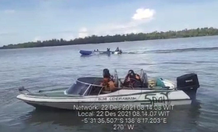 RESPON | Tim SAR gabungan saat merespon laporan soal perahu ketinting yang terbalik di Sungai Ayip, Distrik Ayip, Asmat, Papua. (Foto: Humas SAR)