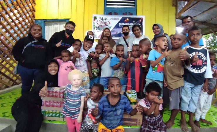 FOTO BERSAMA | Tim Seputarpapua.com berfoto bersama dengan anak-anak Panti Asuhan Santa Susana di Jalan Budi Utomo Ujung, Timika, Papua, Kamis (23/12/2021). (Foto: Yonri/ Seputarpapua)