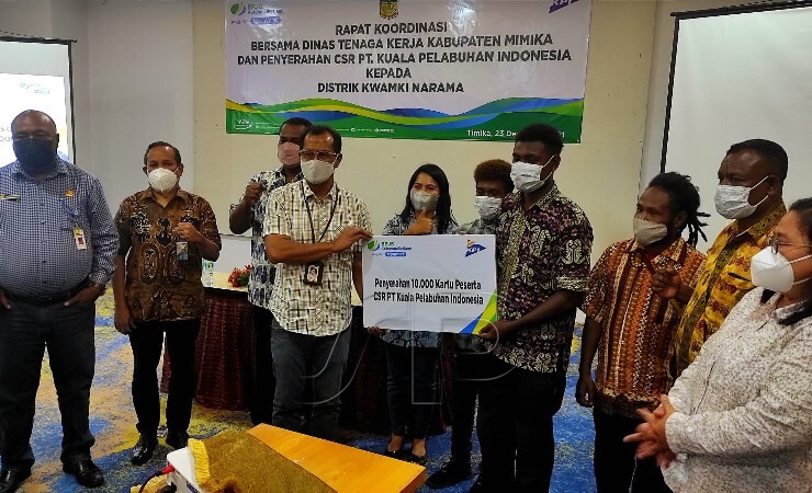 SERAHKAN | Direktur PT KPI saat menyerahkan kartu BPJS Ketenagakerjaan secara simbolik kepada masyarakat Distrik Kwamki Narama. (Foto: Mujiono/Seputarpapua)