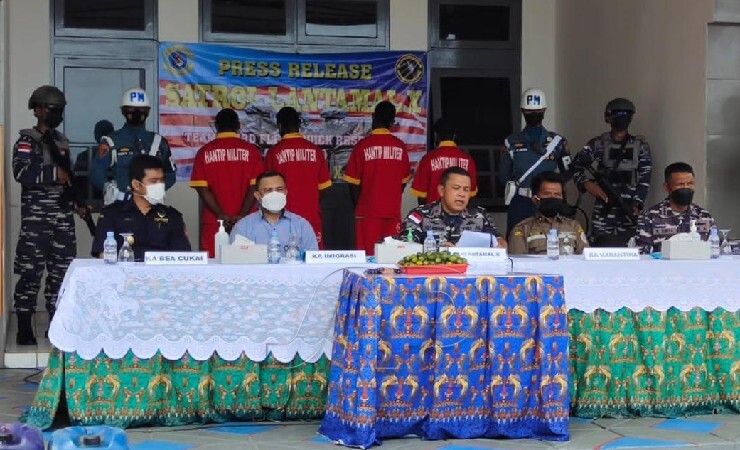 KONFRENSI PERS | Komandan Lantamal X Brigjend Feryanto P. Marpaung saat konfrensi pers, Jumat (24/12/2021). (Foto: Adi/ Seputarpapua)