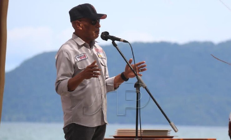 Ketua Sub PB PON Kota Jayapura, Benhur Tomy Mano menyampaikan sambutan dalam acara syukuran sukses PON XX Papua Tahun 2021 di Pantai Holtekam, Selasa (28/12/2021). (Foto: Adi/Seputarpapua)