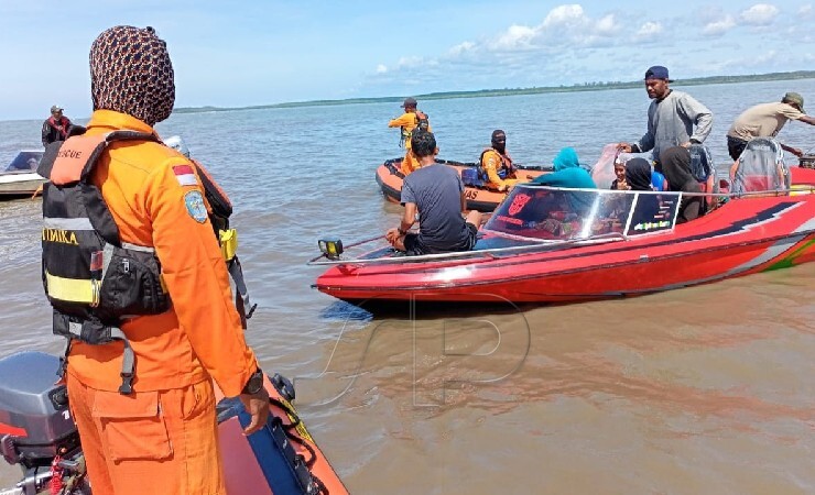 EVAKUASI | Tim SAR gabungan melakukan evakuasi speedboat berpenumpang tujuh orang yang sempat dilaporkan hilang kontak dalam perjalanan dari Asmat menuju Mimika, Papua. (Foto: Humas SAR)