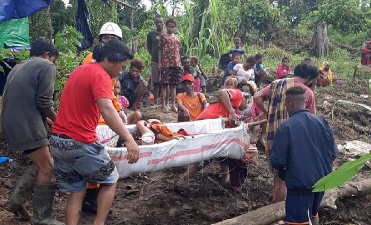 EVAKUASI | Proses evakuasi korban kecelakaan helikopter Airfast PK-ODB di kampung Kawe, Boven Digoel, Papua. Foto: SAR Merauke)