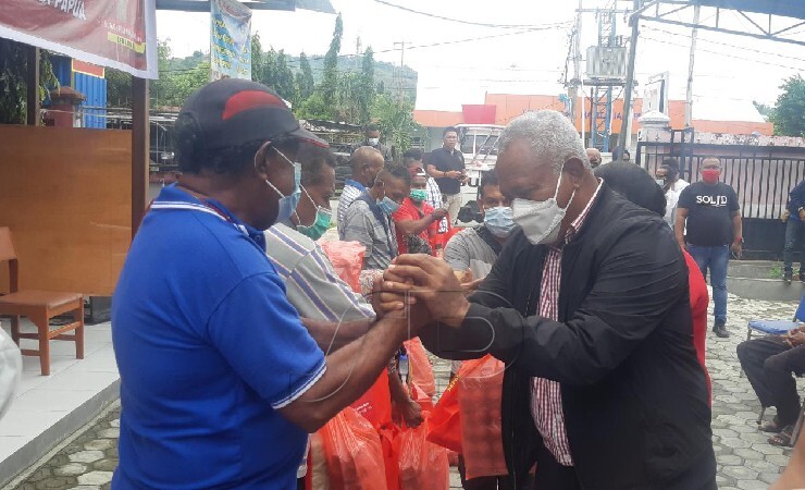 Anggota Fraksi PDI Perjuangan Komarudin Watubun membagikan titipan sentuhan kasih dari Ketua DPR RI Puan Maharani kepada warga di Papua