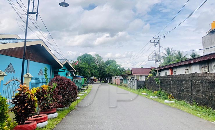 Jalan lingkungan yang terlihat bersih di Kelurahan Dingo Narama. (Foto: Anya Fatma/Seputarpapua)