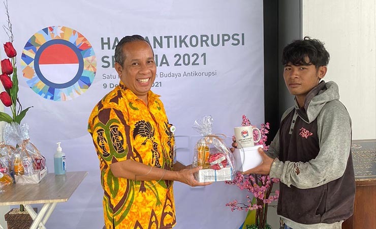 BERIKAN | Kepala BPJS Ketenagakerjaan Cabang Mimika Verry K Boekan menyerahkan cenderamata kepada salah satu peserta. (Foto: Ist/Seputarpapua)