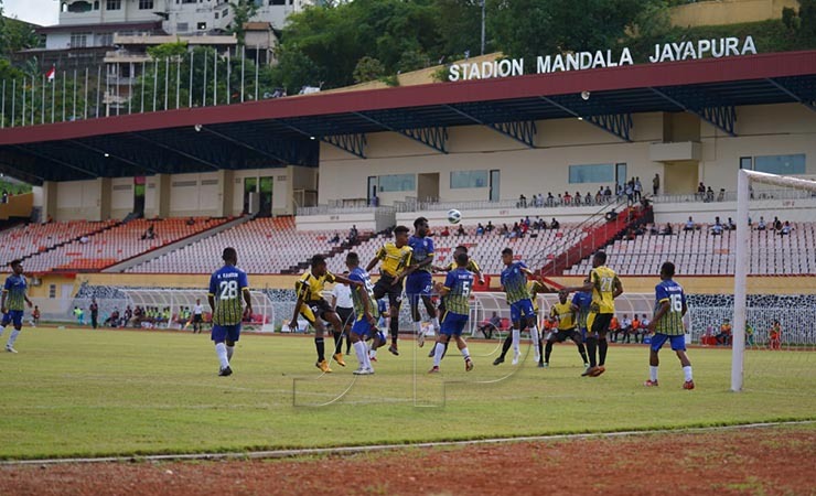 LAGA | Laga antara Persemi Mimika melawan Persimer Merauke berlangsung di Stadion Mandala, Kota Jayapura, Papua, Sabtu (4/12/2021). (Foto: Humas Persemi)