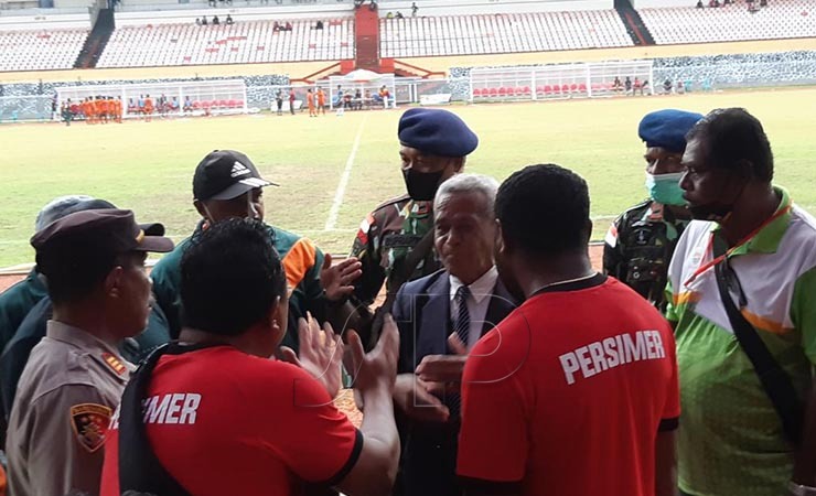 PROTES | Pemain dan ofisial Persimer Merauke ketika memprotes wasit usai laga semifinal Liga 3 Zona Papua melawan Persigubin di Stadion Mandala Jayapura, Kamis (15/12/2021).