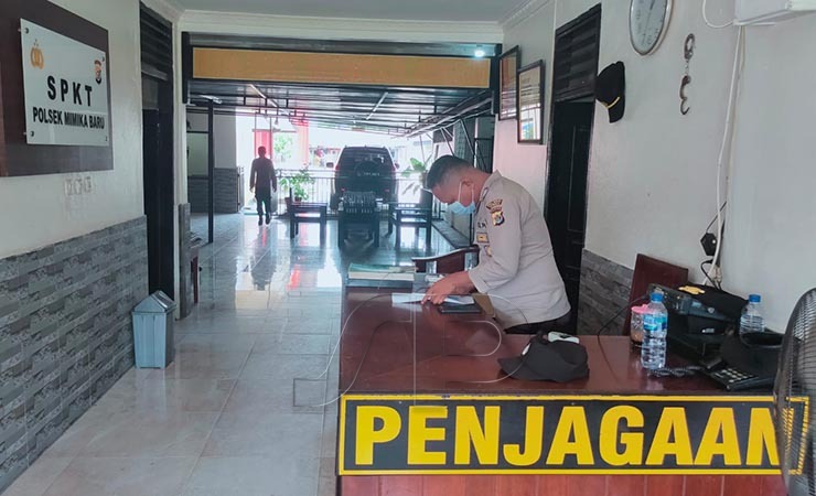 PENJAGAAN | Pelayanan di penjagaan Polsek Mimika Baru, Mimika, Papua, masyarakat wajib sudah vaksin jika ingin membuat surat kehilangan atau SKCK. (Foto: Saldi/Seputarpapua)