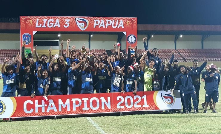 EUFORIA | Tim Toli FC bereuforia setelah berhasil menjuari liga 3 zona Papua usai mengalahkan Persigubin di Stadion Mandala Jayapura, Senin (20/12/2021). (Foto: Adi/ Seputarpapua)