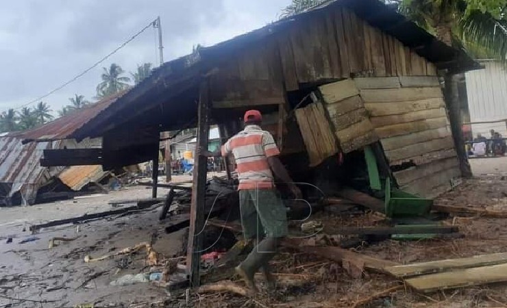 RUSAK | Air naik disertai angin kencang dan gelombang menerjang sejumlah wilayah pesisir Mimika, Papua, dan menyebabkan sejumlah rumah milik warga rusak parah. (Foto: Ist/Seputarpapua)