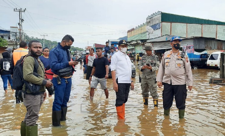 TINJAU | Wakil Walikota, Rustan Saru tinjau banjir di Pasar Youtefa (Foto: Ist)