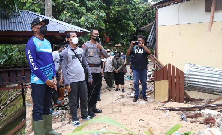 TINJAU | Wali Kota Jayapura Benhur Tomi Mano saat meninjau lokasi bencana, Sabtu (08/01/2022). (Foto: Adi/ Seputarpapua)