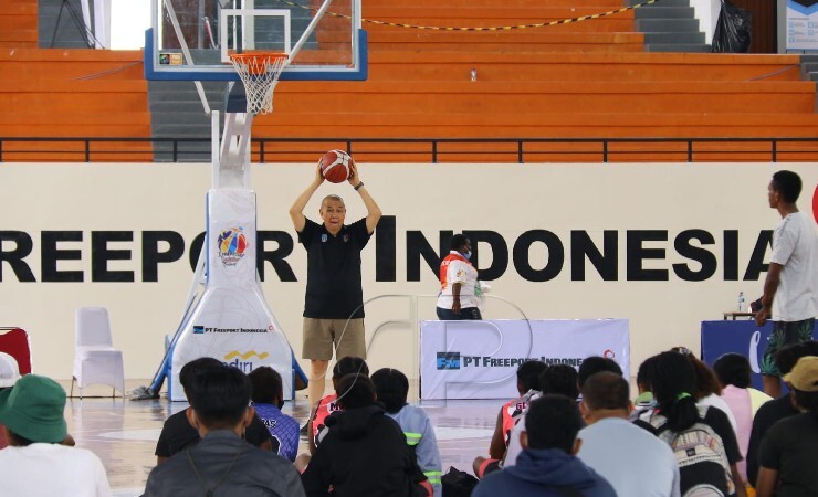 PELATIHAN | Ketua PP Perbasi, Danny Kosasih memberikan pelatihan singkat atau coaching clinic kepada para pebasket lokal di Mimika, Papua, Senin (10/01/2022). (Foto: Saldi/Seputarpapua)