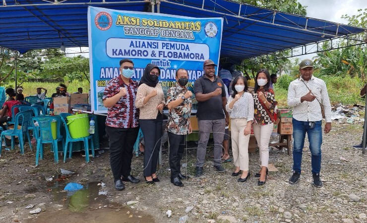 FOTO | Staf Hotel Horison Diana Timika foto bersama dengan Ketua Aliansi Pemuda Kamoro usai menyerahkan bantuan sosial. (Foto: Istimewa/Seputarpapua)