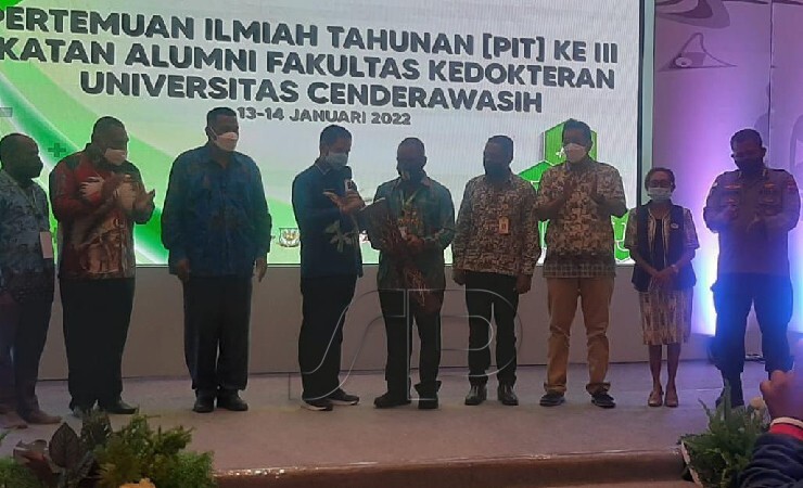 Sekda Papua, Ridwan Rumasukun (tengah) saat membuka pertemuan ilmiah tahunan Fakultas Kedokteran Uncen di Jayapura. (Foto: Adi/Seputarpapua)