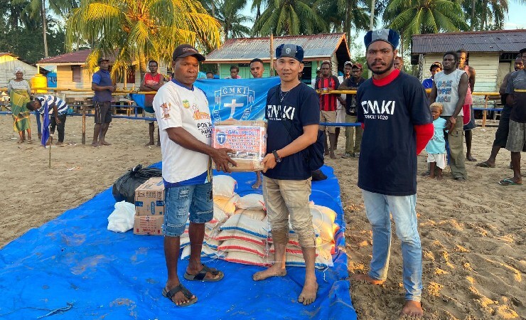 SERAHKAN | GMKI menyerahkan bantuan sembako dan pakaian layak pakai kepada para korban bencana banjir akibat air pasang dan angin kencang di Distrik Amar, Mimika, Papua. (Foto: Dok GMKI)