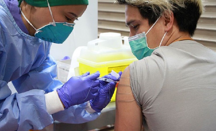 SUNTIK - Petugas medis menyuntikan vaksin kepada karyawan PTFI di Sporthall Tembagapura. (Foto: Ist/Seputarpapua)
