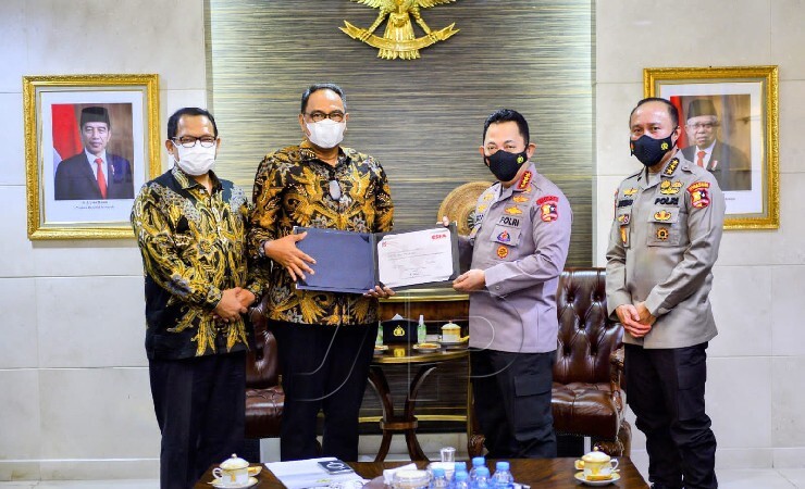 TERIMA | Kapolri, Jenderal Polisi Listyo Sigit Prabowo saat menerima sertifikat CSFA dari BPK RI. (Foto: Humas Polri)