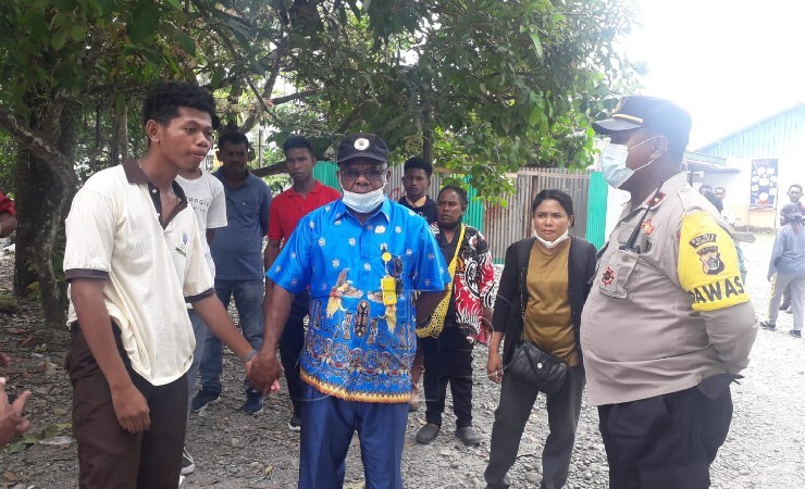 Korban bersama Ketua Yayasan dan Polisi lakukan dialog usai adanya aksi penganiayaan di depan SMK Hermon Timika, Kamis (20/1/2022). (Foto: Yonri/Seputarpapua)