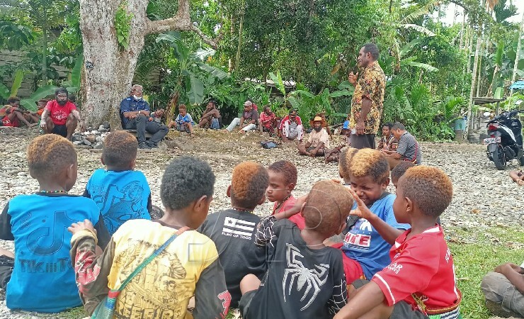 USULAN | Wakil Bupati Mimika Johannes Rettob mendengar usulan dari masyarakat lokal di Kampung Mulia Kencana SP7. (Foto: Kristin Rejang/Speutarpapua)