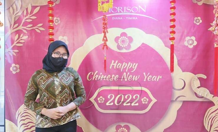 PHOTOBOOTH | Public Relation Hotel Horison Diana Timika Rizky Wijanarko Putri saat foto di Photobooth tahun baru China. (Foto: Mujiono/Seputarpapua)