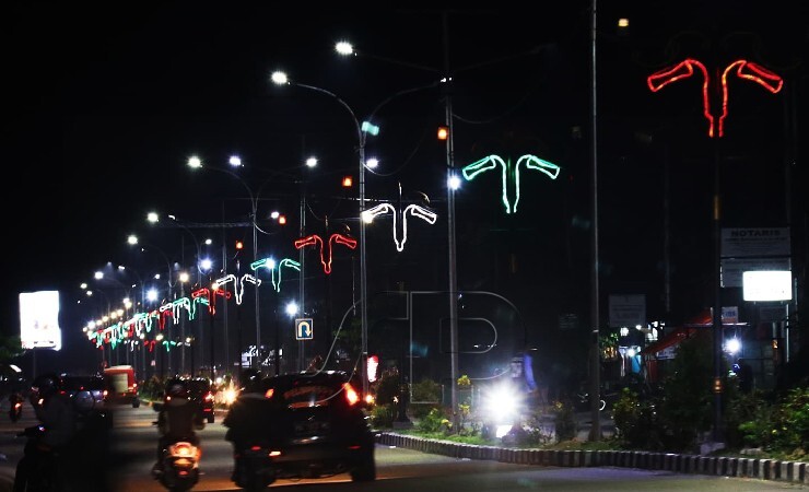 Salah satu ruas jalan di Kota Timika yang dipenuhi lampu jalan sebagai penerangan juga memperindah kota. (Foto: Saldi Hermanto/Seputarpapua)