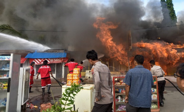PADAMKAN API | Petugas sedang memadamkan api yang membakat tiga kios di Jalan Barawijaya, Marauke, Papua, Senin (24/1/2021). (Foto: Emanuel/ Seputarpapua)