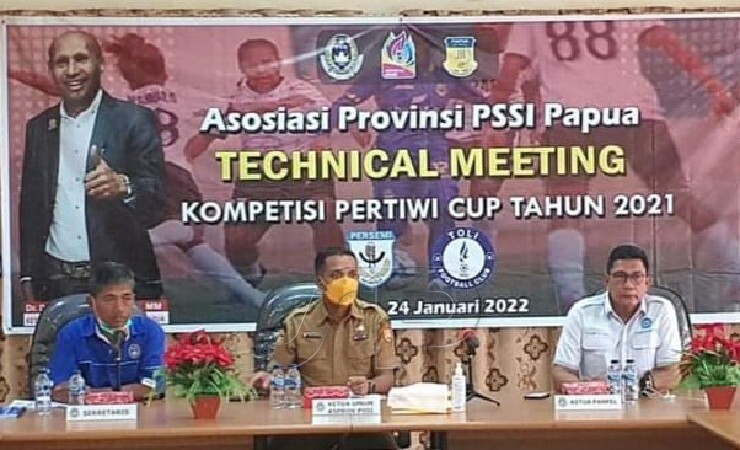 Waket Asprov Papua Rocky Bebena saat memimpin technical meeting. Foto: Vidi/ Seputarpapua