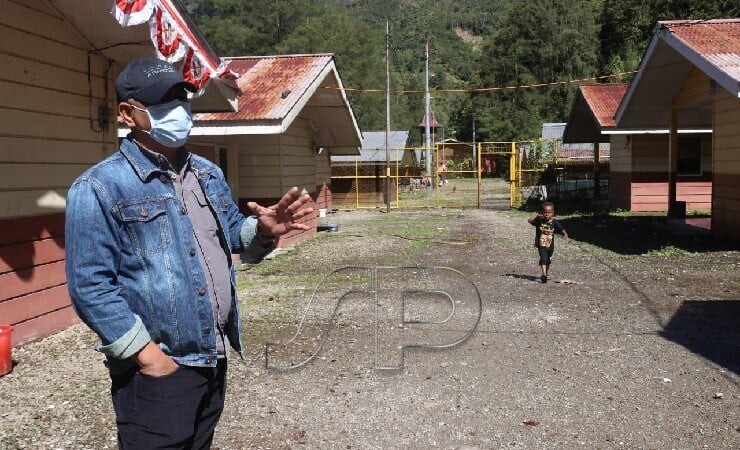 KUNJUNGAN | Kepala Dinas Kesehatan Mimika Reynold Ubra saat mengunjungi Kampung Banti 2, Distrik Tembagapura, Mimika, Papua beberapa waktu lalu. (Foto: Dok/Seputarpapua)
