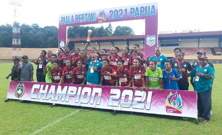Tim sepakbola putri Persitoli FC saat merayakan kemenangan. (Foto: Vidi/ Seputarpapua)