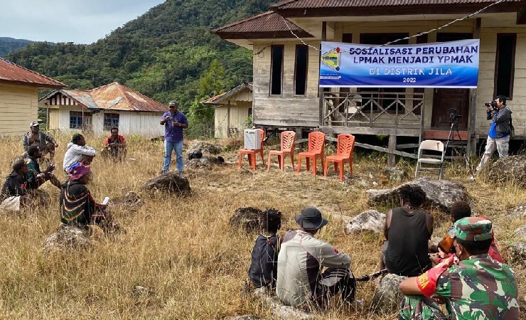 Masyarakat antusias mendengar sosialisasi yang disampaikan Kadiv Humas YPMAK, Fery Uamang di Jila, Papua pada Kamis (27/1/2022). (Foto: Yonri/Seputarpapua)