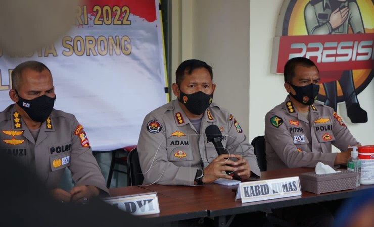 JUMPA PERS | Kabid Humas Polda Papua Barat Kombes Pol Adam Erwindi saat menyampaikan keterangan pers tentang penangkapan pelaku pembakaran Double O di Sorong Kota. (Foto: Ist/Seputarpapua)