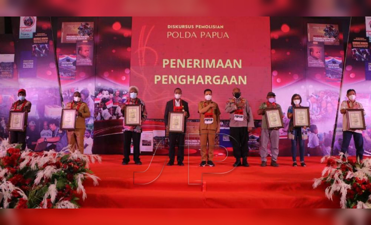 Tujuh Tokoh bersama Sekda Ridwan Rumasukun dan Kapolda Papua, Mathius Fakhiri foto bersama usai menerima penghargaan. (Foto: Humas Polda Papua)