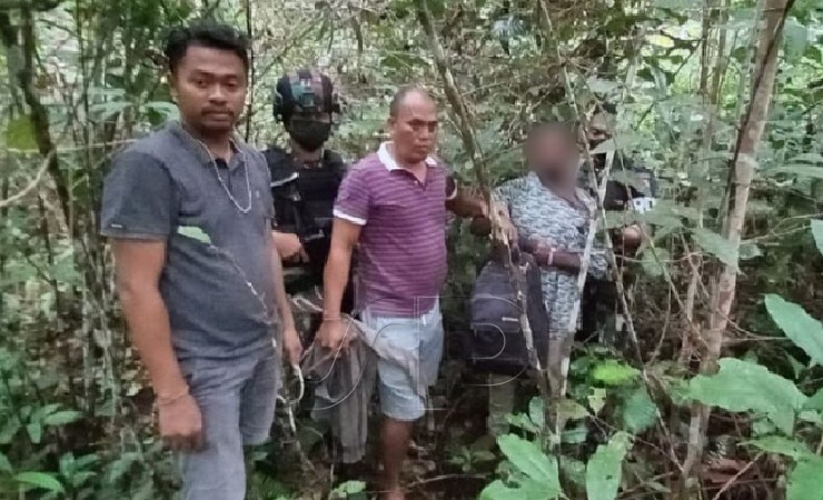 DITANGKAP | Aparat keamanan menangkap pelaku penyelundup narkotika di wilayah Skouw, perbatasan RI-PNG. (Foto: Ist)