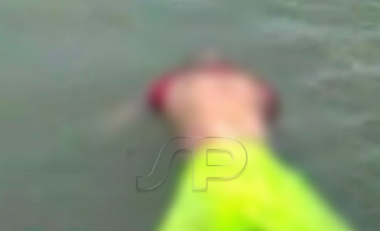 DITEMUKAN | Korban Mansur ditemukan tim SAR gabungan dalam kondisi meninggal dunia terapung dipermukaan perairan, Rabu (23/2/2022). (Foto: Ist/Seputarpapua)